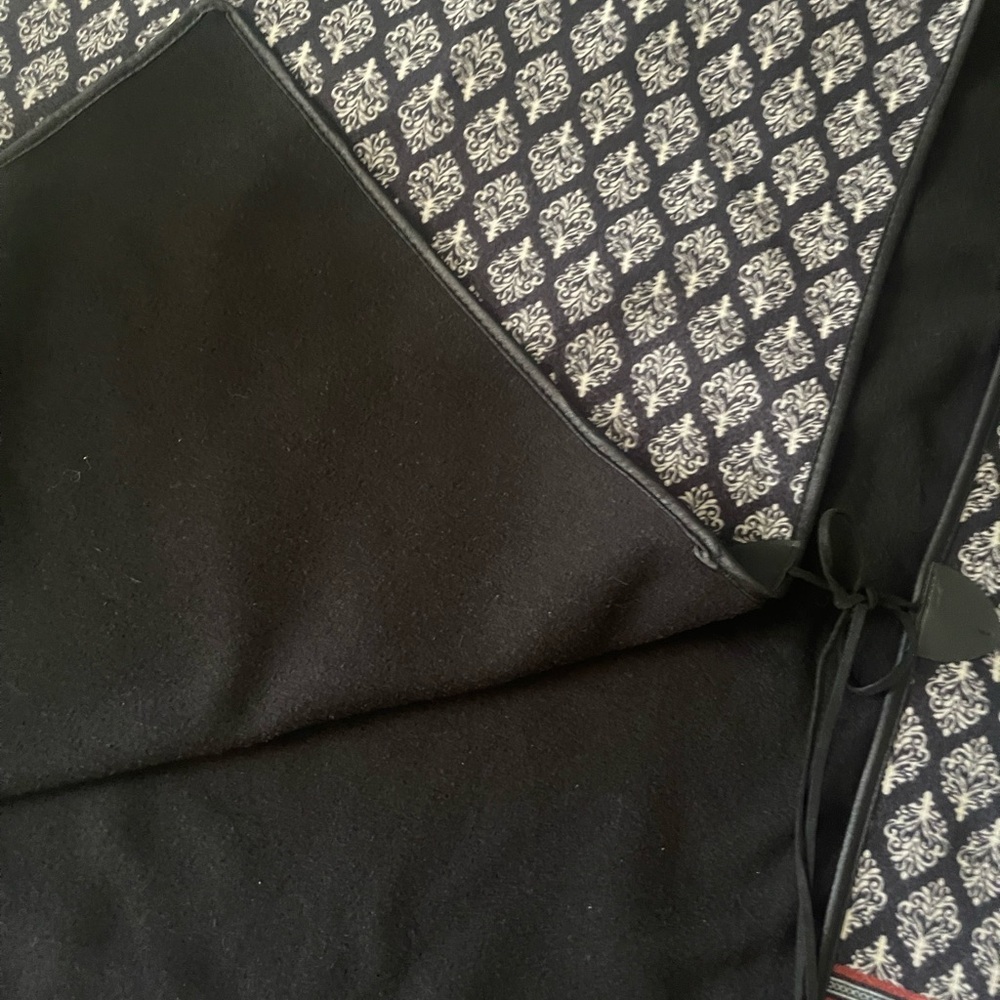 Elegant Black and Red Patterned Poncho - Picture 11 of 13